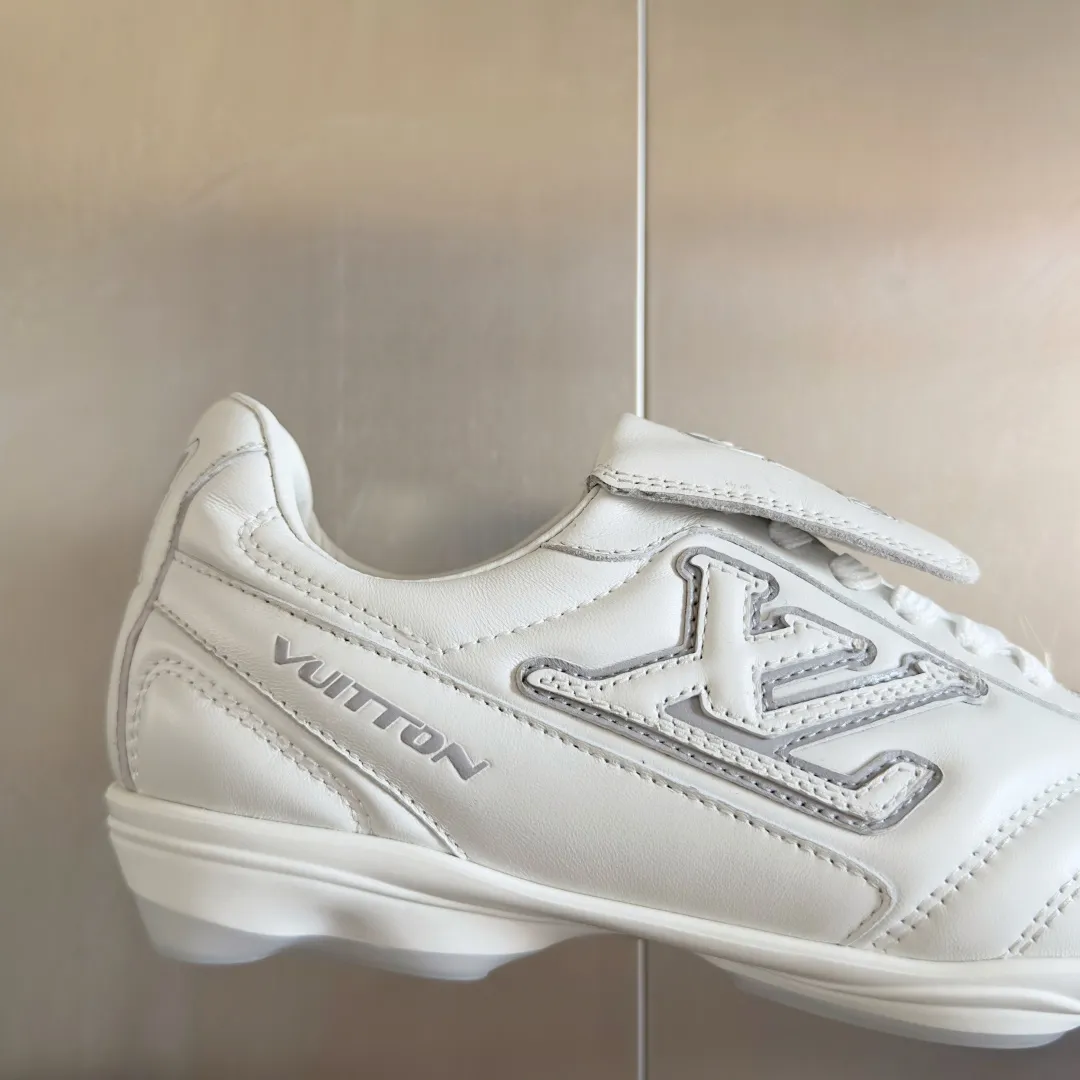 Top version: Couple model 640💰 LV Louis Vuitton L house Donkey brand latest Footprint series Couple model football sneakers casual running shoes original purchase development and production This Footprint Soccer sneaker was unveiled in the 2025 spring and summer series fashion show. It is the first sneaker designed by Pharrell Williams inspired by football shoes. The shoes are inspired by football, a sport that spans generations and cultures, echoing the 2025 spring and summer series fashion show's theme of unity and universal participation. The shoe is famous for its sleek design, with the dynamic IV Initials logo embellished on the side, the tongue embellished with the Lvers United badge inspired by the football team, and the foot pattern rubber sole decorated with multiple Louis Vuitton logos. Exquisitely packaged at the delivery counter🛍📦 ▪️Material: Original imported first-layer cowhide ▪️Lining: Original custom-made soft sheepskin lining ▪️Sole: Original open-molded two-color TPU combination sole ▪️Sole thickness: 3.5CM ▪️Size: Women’s 35-41 / Men’s 39-45